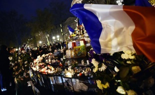 Le drapeau tricolore flotte au vent place de la République le 22 novembre 2015 à Paris