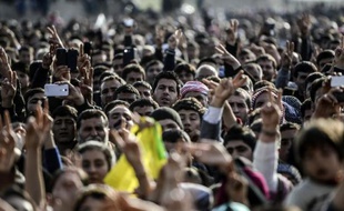 Plusieurs milliers de Kurdes célébrEnt la victoire des forces kurdes sur les combattants du groupe EI le 27 janvier 2015 à Suruc à la frontière entre la Turquie et la Syrie