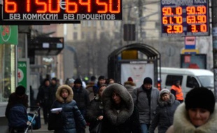 Des passants devant des bureaux de change dans le centre de Moscou, le 1er décembre 2014