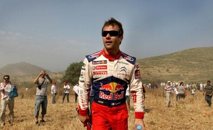 Pour une fois, c'est Sébastien Loeb qui fait du stop après la sortie de route de sa Citroën, au rallye de Grèce. Une image collector. Le 13 juin 2009.