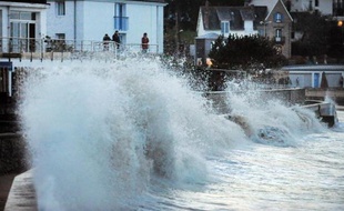 Neuf départements riverains de la Manche et de l'Atlantique, des Côtes-d'Armor aux Pyrénées-Atlantiques, ont été placés mardi en vigilance orange vagues-submersion par Météo-France, qui prévoit un fort coup de vent sur la Bretagne avec des rafales pouvant atteindre 140 km/h sur les côtes les plus exposées.