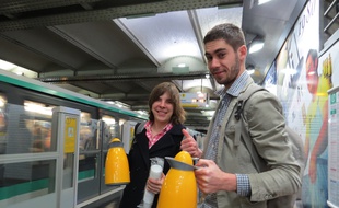 Chaque lundi matin, Lorine et Geoffrey distribuent le café et le thé sur la ligne 1 du métro. «Juste comme ça, par envie de mettre la bonne humeur».