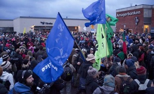 Les manifestants réunis devant le Bella center de Copenhague, mercredi 16 décembre