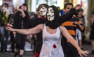 Le Grand Prix du Canada commence vendredi à Montréal dans un climat de tension: les étudiants grévistes veulent en profiter pour défendre leur cause, tandis que les pirates informatiques d'Anonymous et d'autres adversaires de la fête automobile annoncent des turbulences, dont une manifestation de personnes nues jeudi soir.
