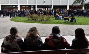 Des étudiants de la Faculté des lettres et sciences humaines de l'Université de Lorraine, en avril 2018.