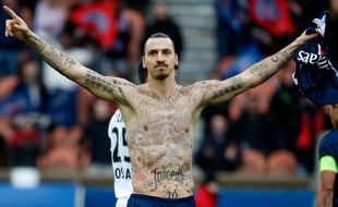 L'attaquant du PSG Zlatan Ibrahimovic et ses tatouages, le 14 février 2015, contre Caen, au Parc des Princes.