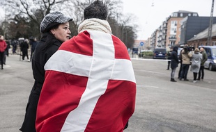 Un homme porte le drapeau danois à Copenhague, après les attaques qui ont endeuillé la ville le 14 février 2015.