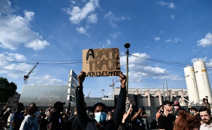 Une protestation à Paris contre les violences policières, dans le cadre de l'affaire Adama Traoré.