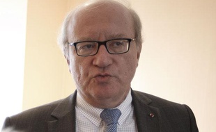 Paris le 27 novembre 2012. Passage de Gergovie. 14e. Daniel Canepa prefet d'Ile de France presente et ouvre de nouvelles places d'hebergement d'urgence dans un immeuble d'appartements du bailleur social ICF.