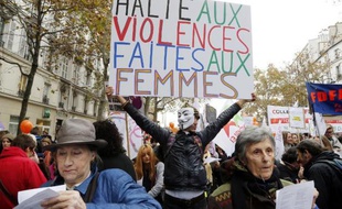 Des manifestants dans les rues de Paris à l'appel du "Collectif du droit des femmes" le 22 novembre 2014