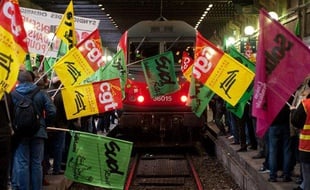 Manifestation de cheminots à l'arrivée du train privé Thello en gare de Lyon, à Paris, le 12 décembre 2011.