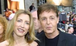 L'ancien chanteur des Beatles, Paul McCartney, et son épouse Heather Mills se sont retrouvés lundi devant un tribunal de Londres pour tenter une nouvelle fois de régler un divorce qui pourrait s'avérer le plus coûteux de l'histoire britannique.