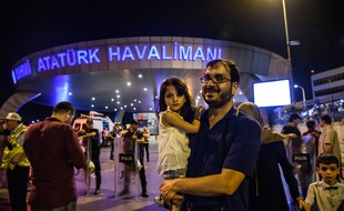 Des passagers quittent l'aéroport Atatürk d'Istanbul après l'attentat qui a fait au moins 36 morts, le 28 juin 2016.