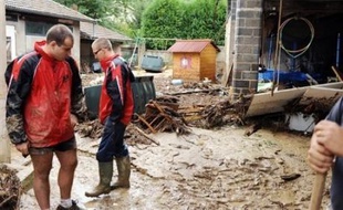 Les orages qui ont touché la Drôme et l'Ardèche samedi en milieu de journée ont provoqué des coulées de boue qui ont entraîné l'évacuation à titre préventif de plusieurs centaines de personnes et la coupure de nombreuses routes, a-t-on appris auprès des deux préfectures.