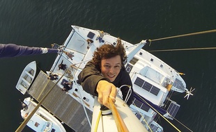 Corentin de Chatelperron et ses amis à bord du Nomade des mers.