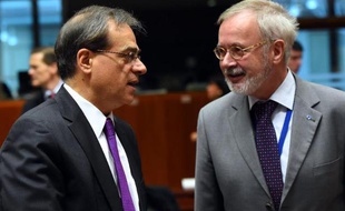 Le ministre grec des Finances Gikas Hardouvelis (g) et le président de la Banque Européenne d'investissement, le 9 décembre 2014 à Bruxelles