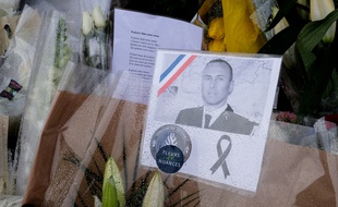 Un hommage anonyme rendu à Arnaud Beltrame devant la gendarmerie de l'Aude.