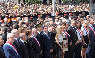 Manuel Valls lors de la minute de silence en hommage aux victimes du 14 juillet à Nice