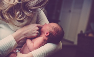 Une mère et son nouveau-né