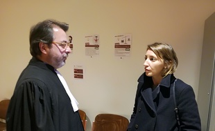 Nadia Daam et son avocat Me Eric Morain dans les couloirs du palais de justice, avant l'ouverture du procès de l'un de ses cyber-harceleurs.