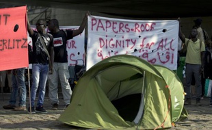 Des migrants réclament "des papiers, un toit et la dignité pour tous", le 5 août 2015 sur le quai d'Austerlitz à Paris