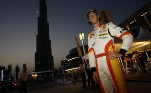 Romain Grosjean, pilote de Formule 1 chez Renault, pose près de la Tour de Dubaï le 10 avril 2009.