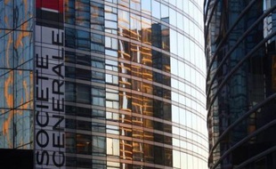 La banque Société Générale a enregistré au troisième trimestre un bénéfice net plus que doublé (+110%) à 896 millions d'euros, supérieur aux attentes et porté par la baisse du coût du risque (provisions liées aux impayés), selon un communiqué publié mercredi.