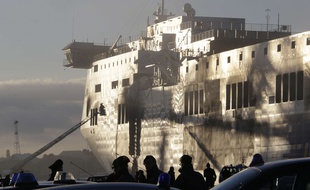 Le ferry Norman Atlantic, dont l'incendie a fait au moins 13 morts et un nombre indéterminé de "disparus", est amarré le 2 janvier 2015 dans le port de Brindisi, dans le sud de l'Italie.