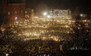 Des manifestants Danois à Copenhague pour rendre hommage aux victimes des attaques ayant visé la communauté juive et un lieu symbolique de la liberté d'expression ce week-end, le 16 février 2015