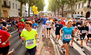 Les traditionnelles courses de la braderie de Lille rassemblent beaucoup de monde.