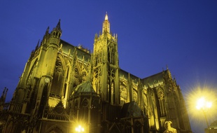 Il escalade la cathédrale de Metz, dort au sommet d'une grue et voyage sur le toit d'un bus.