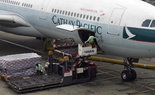 La compagnie aérienne de Hong Kong, Cathay Pacific, a annoncé mardi avoir commandé dix Airbus long-courriers A350-1000 pour un prix catalogue de 3,2 milliards de dollars.