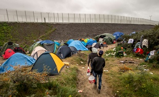 Un projet de parc d'attraction à quelques kilomètres de la nouvelle jungle, prise en photo ici le 7 octobre 2015, devrait changer l'image de Calais.