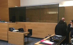 Le nouveau box vitré est apparu lundi soir dans une d'audience du palais de justice de Toulouse.
