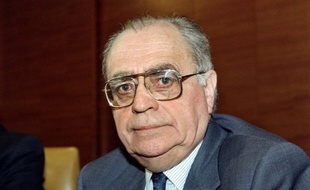 Il y a vingt ans, le 1er mai 1993, le long d'un canal de la Nièvre, Pierre Bérégovoy, qui venait un mois plus tôt de quitter Matignon, se tirait une balle dans la tête sans un mot d'explication, après la déroute retentissante des socialistes aux législatives.
