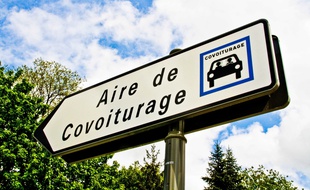 Illustration d'une aire de covoiturage.