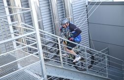 Ce pro du VTT trial est monté jusqu’au 2e étage de la tour Eiffel… en vélo