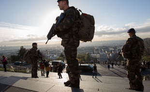 Illustration de militaires français participant à l'opération Sentinelle à Paris, le 16 novembre 2015.