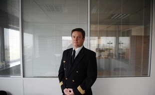Erick Derivry, porte-parole du syndicat national des pilotes de ligne d'Air France, pose, le 11 janvier 2010 à Roissy