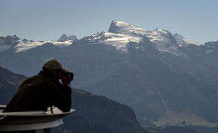 La marche de la station de Morteratsch jusqu'au glacier du même nom, dans les Alpes suisses, doit se faire dans une vallée envahie d'une moraine de rochers laissés là par la glace qui a fondu.