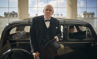 John Lithgow transformé en Winston Churchill pour The Crown, sur Netflix le 4 novembre 2016