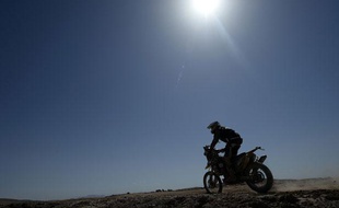 Un motard roule sous le soleil sur le parcours du Dakar le 14 janvier 2014.