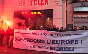 Des militants de Génération identitaire se sont rassemblés samedi 25 novembre devant le Bataclan, à Paris, pour manifester pour "la défense de l'Europe face aux islamistes"..