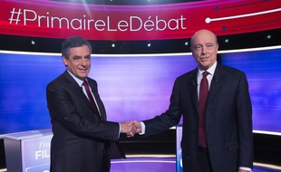 François Fillon et Alain Juppé, candidats à la primaire à droite, lors du dernier débat télé le 24 novembre 2016 à Paris.