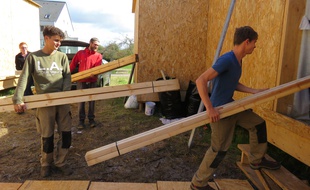Le chantier devrait s'achever dans un mois pour les trois étudiants, bien aidés par leurs amis.
