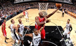 Lamar Odom va au tir lors du match des Los Angeles Clippers contre les San Antonio Spurs le 19 novembre 2012.