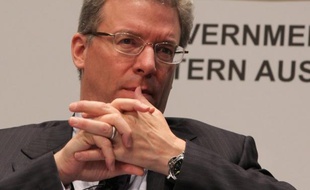 Le géant minier anglo-australien Rio Tinto a annoncé jeudi la démission de son directeur général Tom Albanese, après avoir passé des dépréciations massives de 14 milliards de dollars US en raison de déboires au Mozambique et dans sa division aluminium.