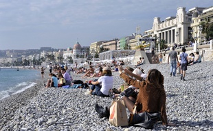Des touristes sur la plage de Nice en septembre 2013.