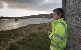 Aron Anderson vit seul sur l'île des Skerries, en Ecosse. Il est l'unique enfant de l'archipel.
