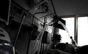 Illustration : Un patient atteint du Covid-19 hospitalisé en réanimation à l'hôpital Louis Mourier de Colombes, le 9 novembre 2020.